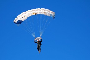 华体会网址-西亚卡姆独舞撕裂篮网，国王团队铁壁终结悬念